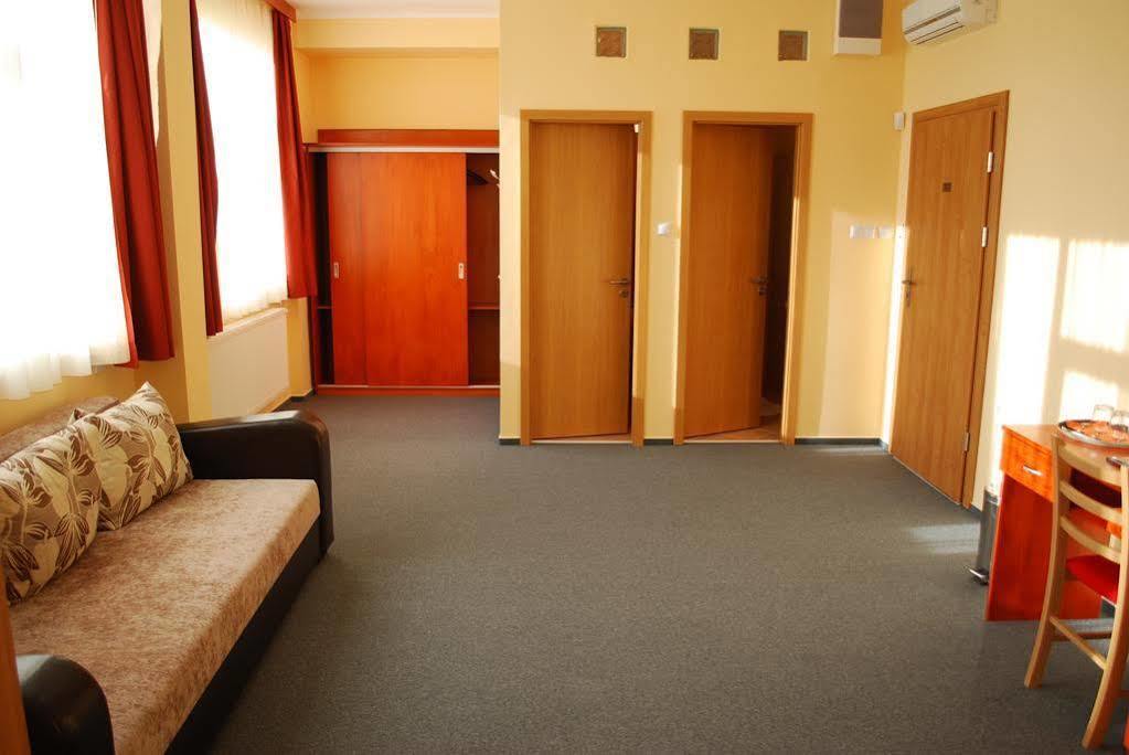 Fordan Hotel Pecs Exterior photo